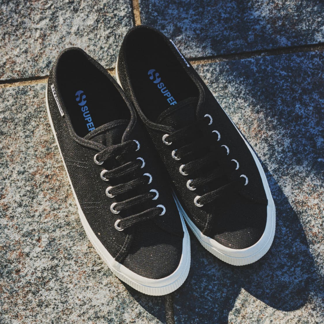 日常使いしやすい、さりげなく煌めくラメスニーカー – SUPERGA 日常使いしやすい、さりげなく煌めくラメスニーカー – SUPERGA